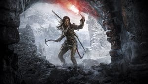 Rise of the tomb raider avec lara croft qui tient une torche