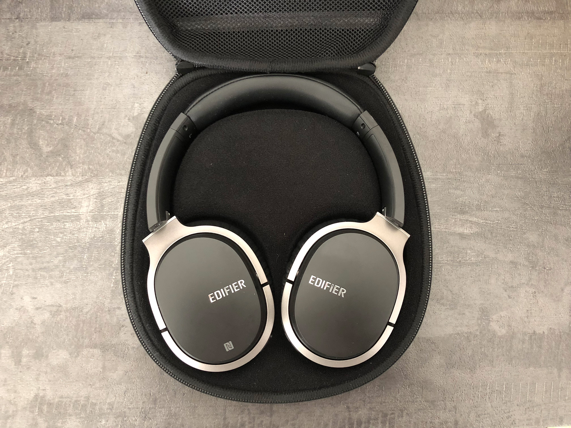 Casque dans la housse Edifier W830BT