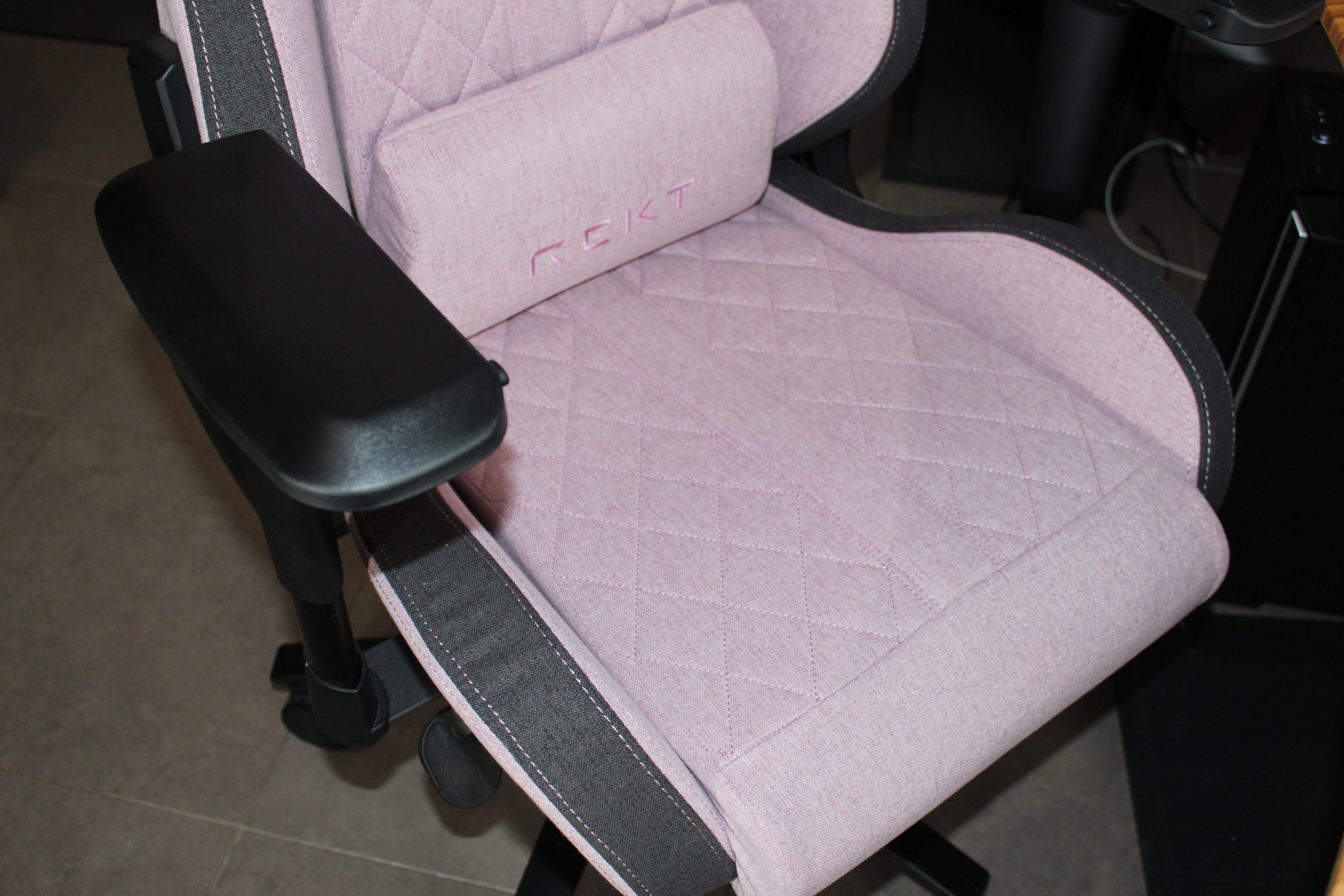 Test REKT ULTIM8-RS : on peut enfin s'offrir un fauteuil gaming de qualité  sans (trop) se ruiner