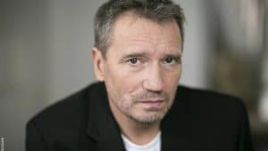 Image d'illustration pour l'article : God of War : Éric Peter, toute première voix française de Kratos, nous a quittés à l&rsquo;âge de 62 ans