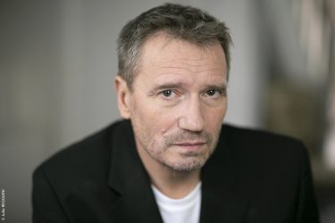 Image d\'illustration pour l\'article : God of War : Éric Peter, toute première voix française de Kratos, nous a quittés à l&rsquo;âge de 62 ans